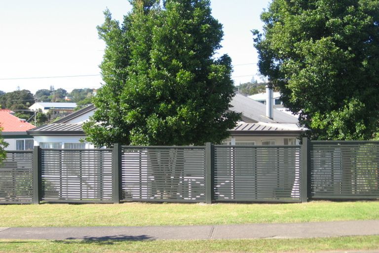 Photo of property in 45 Meadowvale Rise, Titirangi, Auckland, 0604