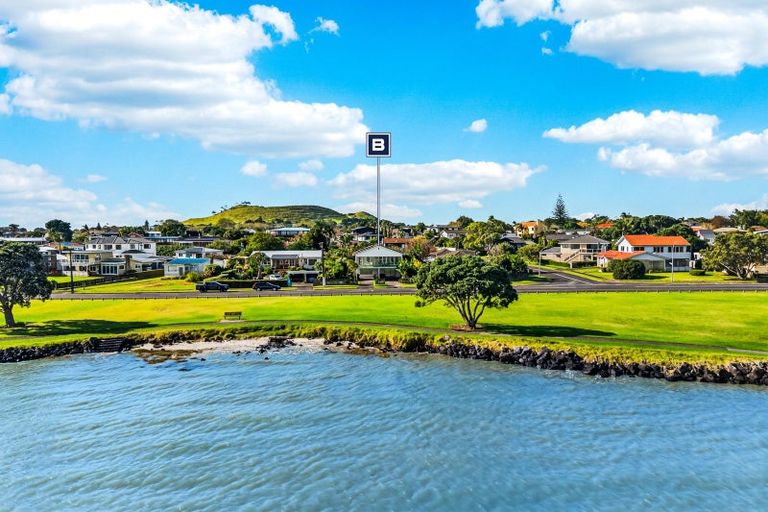 Photo of property in 70 Kiwi Esplanade, Mangere Bridge, Auckland, 2022