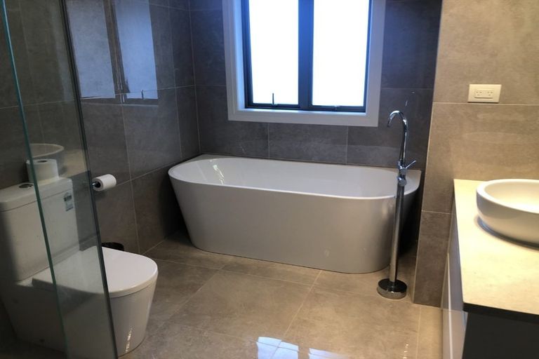 Photo of property in 4 Colliston Rise, Pinehill, Auckland, 0632