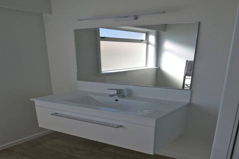 Photo of property in 23a Scarboro Terrace, Murrays Bay, Auckland, 0630