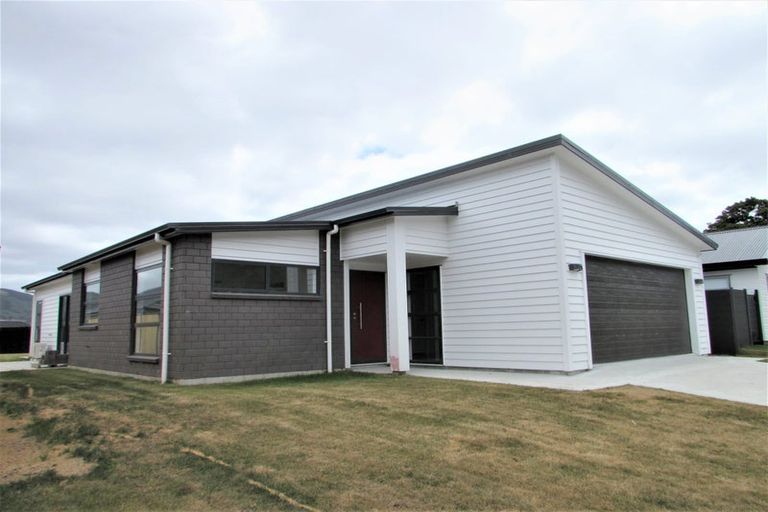 Photo of property in 8 Whitten Way, Wallaceville, Upper Hutt, 5018