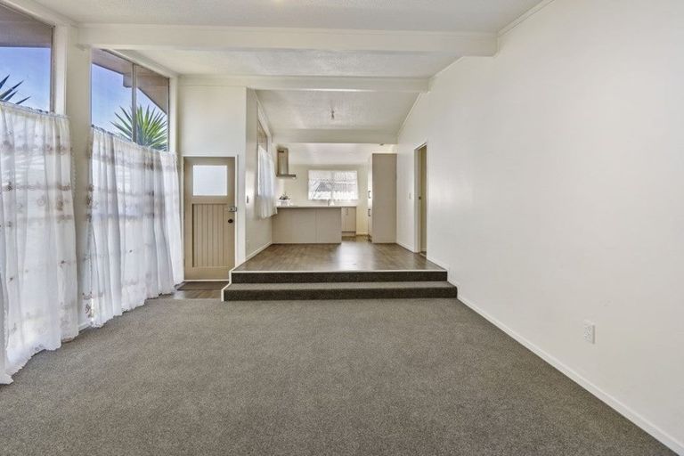 Photo of property in 328 Roscommon Road, Clendon Park, Auckland, 2103