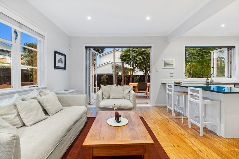 Photo of property in 15 Alberta Street, Point Chevalier, Auckland, 1022