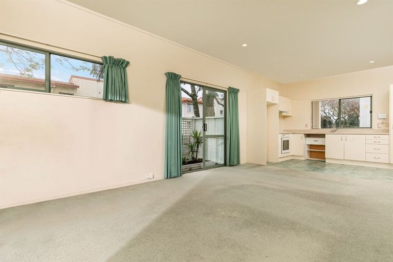 Photo of property in 16 Vitex Lane, Henderson, Auckland, 0612