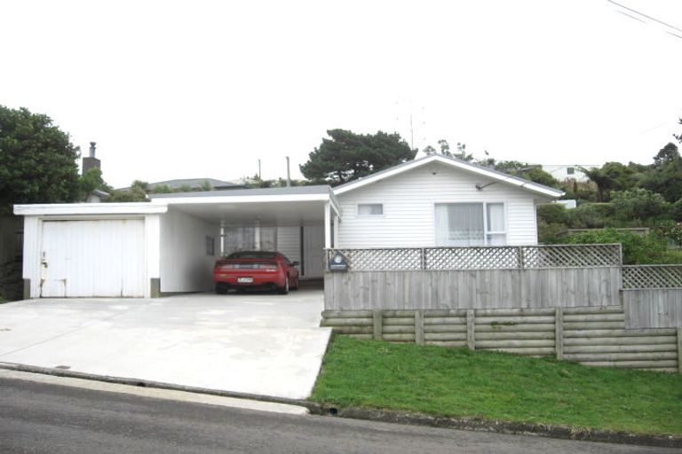 Photo of property in 10 Barclay Street, Newlands, Wellington, 6037