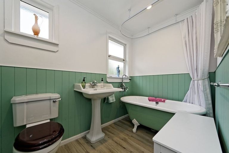 Photo of property in 1 Normandy Place, Henderson, Auckland, 0610