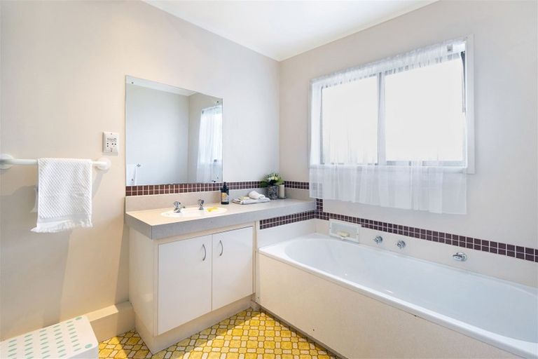 Photo of property in 3/86 Roberts Road, Te Atatu South, Auckland, 0610