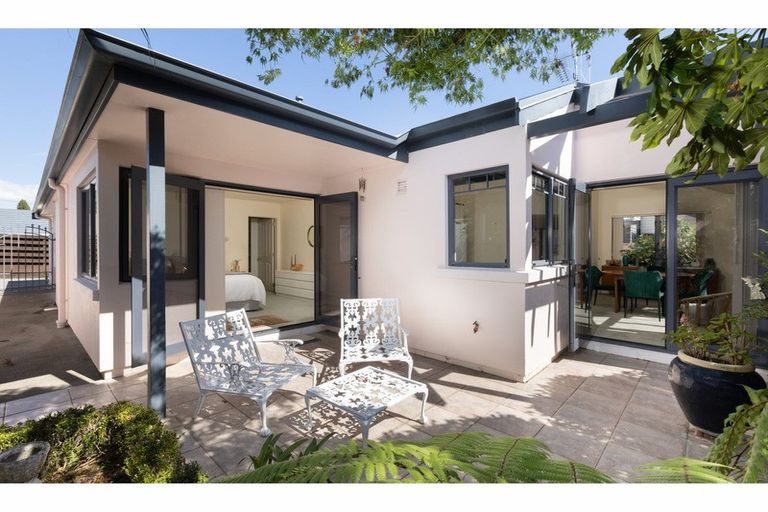 Photo of property in 480b Devonport Road, Tauranga South, Tauranga, 3112