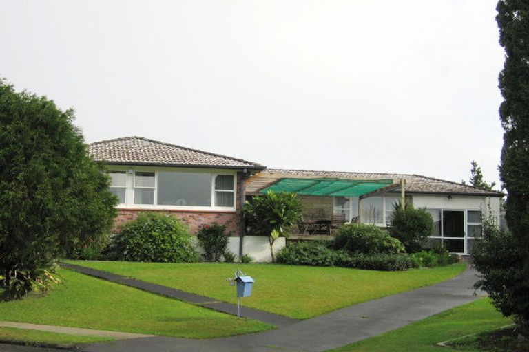 Photo of property in 13 Quibray Place, Botany Downs, Auckland, 2010