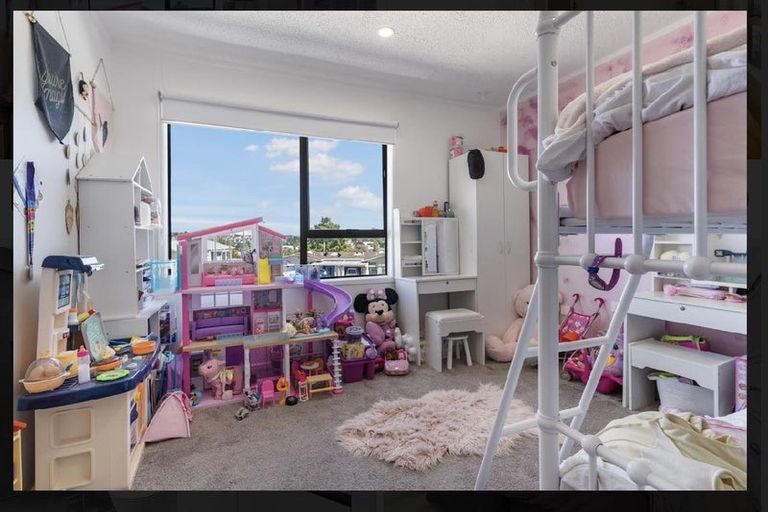 Photo of property in 14 Rena Place, West Harbour, Auckland, 0618