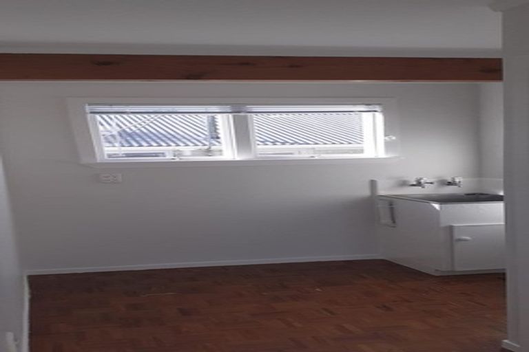 Photo of property in 33 Sturges Road, Henderson, Auckland, 0612