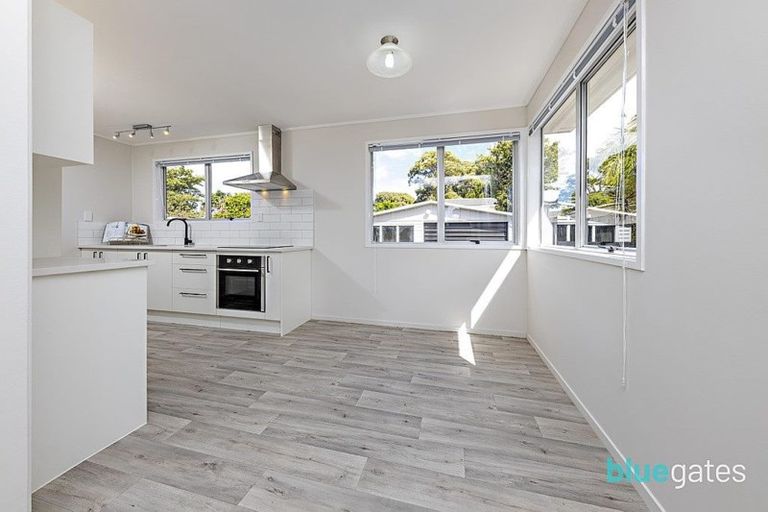 Photo of property in 17 Becker Drive, Weymouth, Auckland, 2103