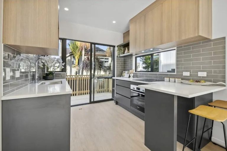 Photo of property in 73 Highland Park Drive, Botany Downs, Auckland, 2010