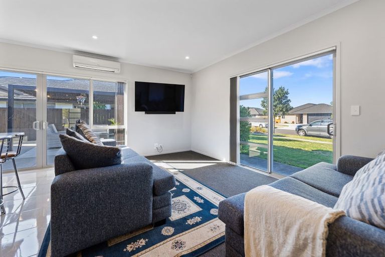 Photo of property in 32 Rainey Crescent, Papamoa Beach, Papamoa, 3118