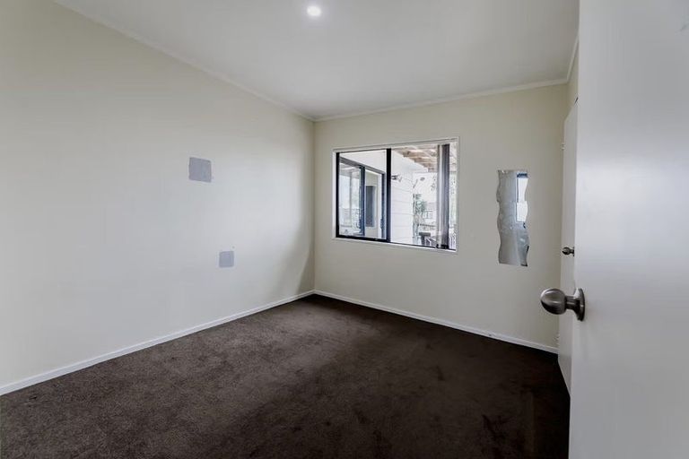 Photo of property in 17 Dungarvon Place, Clendon Park, Auckland, 2103