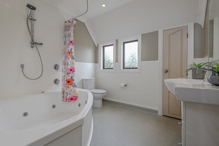 Photo of property in 21 Springdale Grove, Fitzherbert, Palmerston North, 4410