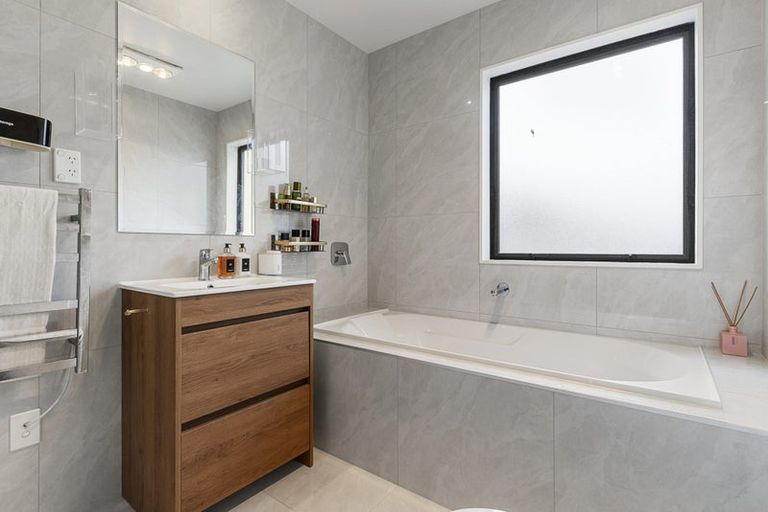 Photo of property in 12e Kelwyn Road, Kelston, Auckland, 0602