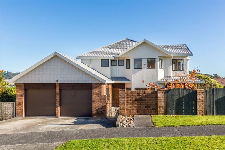 Photo of property in 2 Saunders Close, Whitby, Porirua, 5024