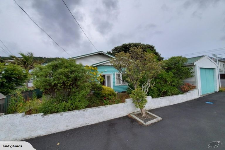 Photo of property in 56 Freyberg Street, Lyall Bay, Wellington, 6022