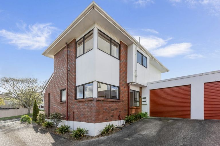Photo of property in 2/9 Milwaukee Place, Glendene, Auckland, 0602