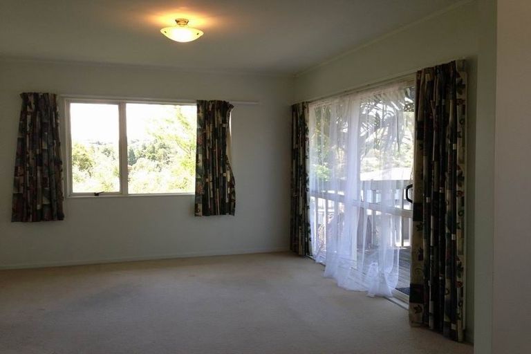 Photo of property in 10 Barron Drive, Green Bay, Auckland, 0604