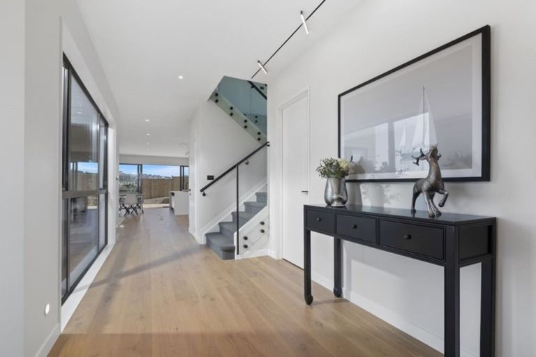 Photo of property in 8 Luff Place, Long Bay, Auckland, 0630