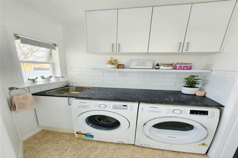 Photo of property in 3 Huia Place, Levin, 5510