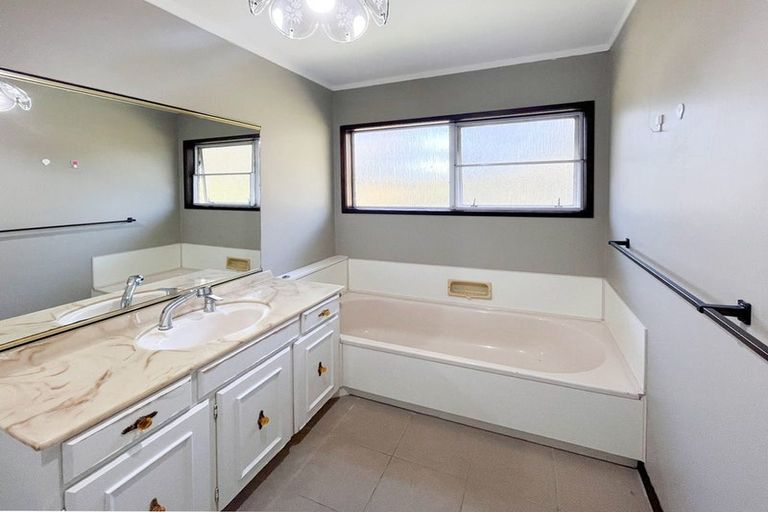 Photo of property in 11 Ravenstone Place, Chatswood, Auckland, 0626