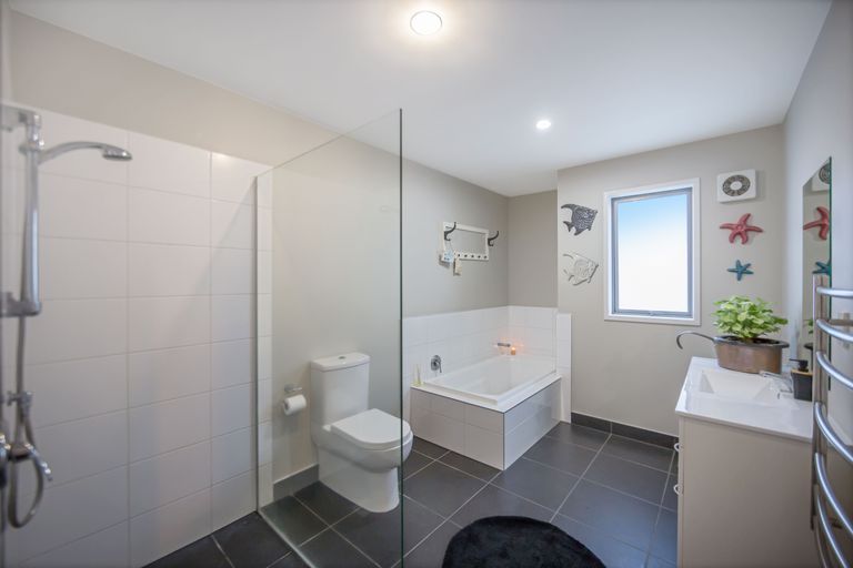 Photo of property in 4a Astrolabe Place, Gulf Harbour, Whangaparaoa, 0930