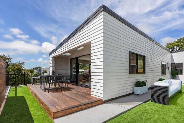 Photo of property in 7b Montrose Place, Highlands Park, New Plymouth, 4312