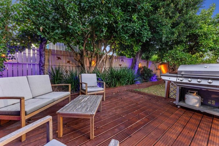 Photo of property in 8a Aplin Place, Birkdale, Auckland, 0626