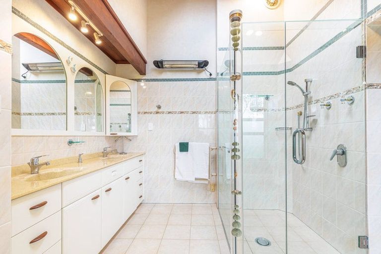 Photo of property in 5 Clearwater Cove, West Harbour, Auckland, 0618