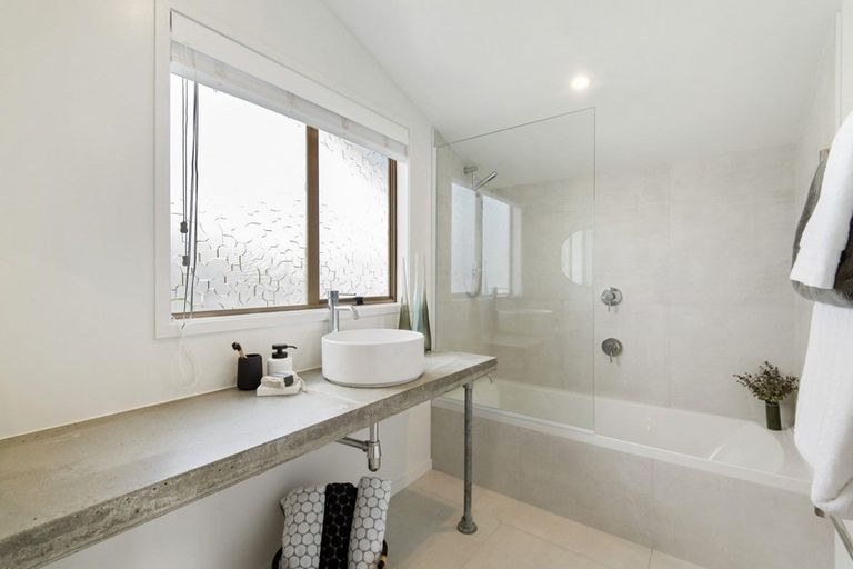 Photo of property in 2/5 Eversleigh Road, Belmont, Auckland, 0622