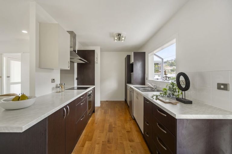 Photo of property in 38 Deverell Place, Northcross, Auckland, 0632