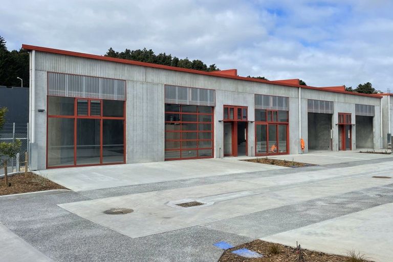 Photo of property in 1 Ara Paiwhenua, Tawa, Wellington, 5028