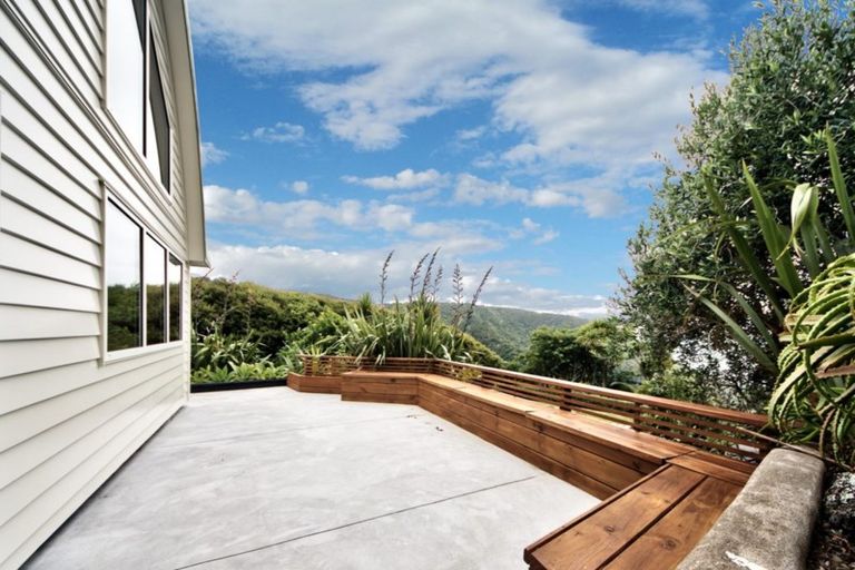 Photo of property in 92 Piha Road, Piha, 0772