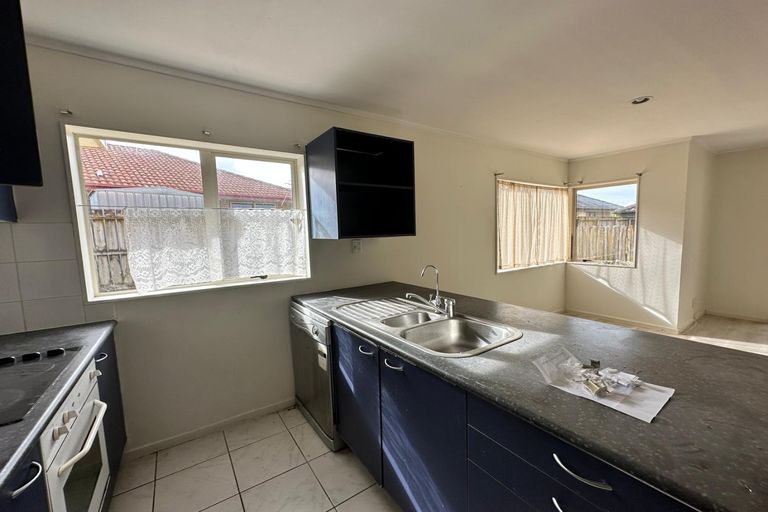 Photo of property in 32 Frank Bunce Grove, Flat Bush, Auckland, 2019