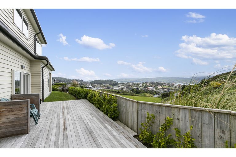 Photo of property in 15 Canary Way, Whitby, Porirua, 5024
