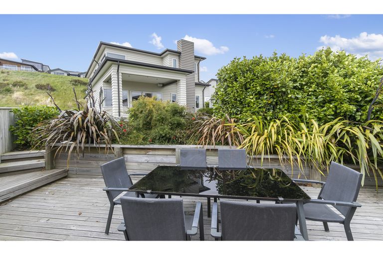 Photo of property in 15 Canary Way, Whitby, Porirua, 5024