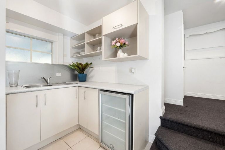 Photo of property in 8 Kerry Dell, Cockle Bay, Auckland, 2014