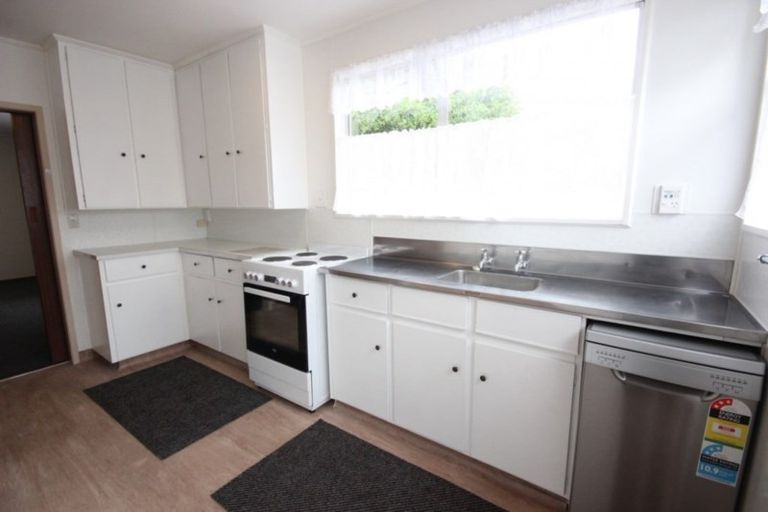 Photo of property in 6 Tiraumea Street, Palmerston North, 4410