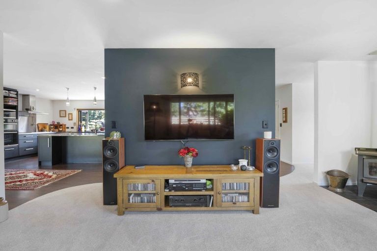 Photo of property in 424 Tararua Road, Levin, 5571