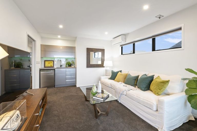 Photo of property in 136 East Coast Road, Forrest Hill, Auckland, 0620