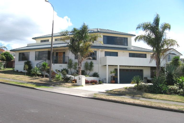 Photo of property in 28 Whiting Grove, West Harbour, Auckland, 0618