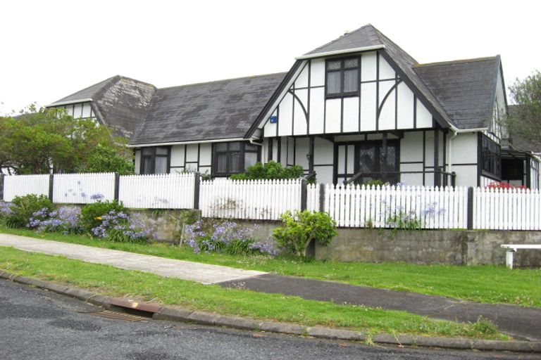 Photo of property in 81 Kiwi Esplanade, Mangere Bridge, Auckland, 2022