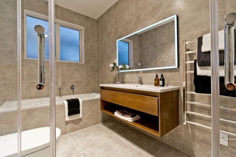 Photo of property in 18 Cassidy Drive, Orewa, 0931