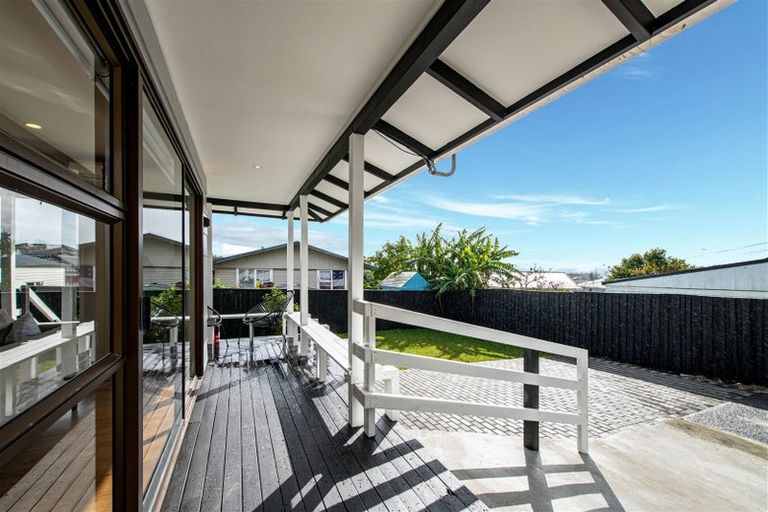 Photo of property in 2/322 Te Atatu Road, Te Atatu South, Auckland, 0610