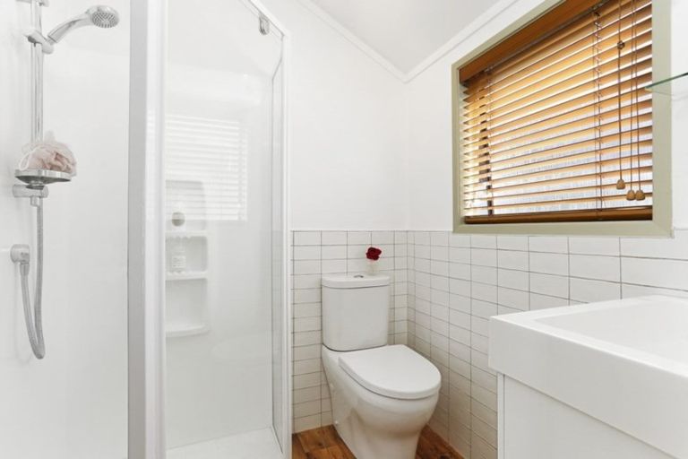 Photo of property in 8 Valdese Rise, Browns Bay, Auckland, 0630