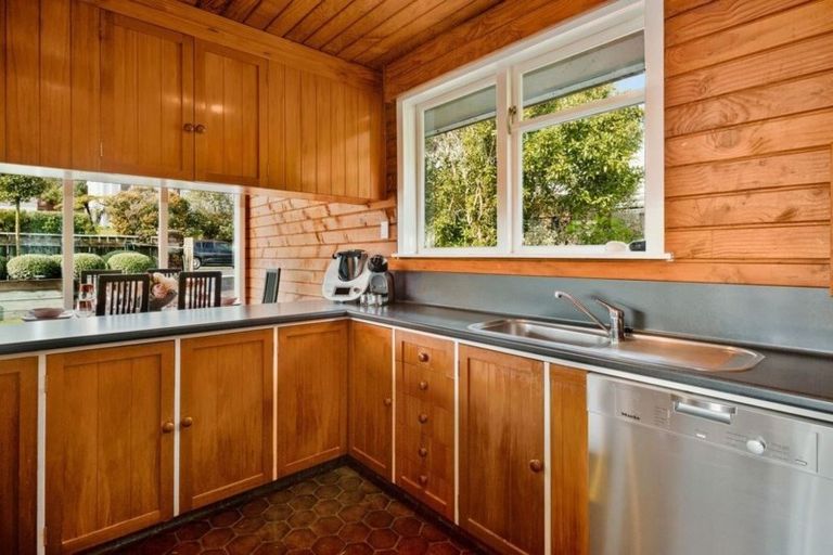 Photo of property in 40 Taylor Terrace, Tawa, Wellington, 5028