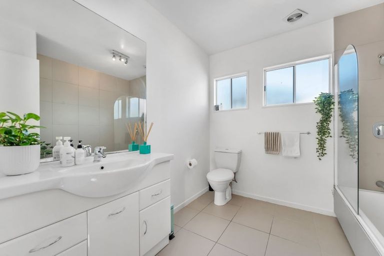 Photo of property in 1/28 Noeleen Street, Glenfield, Auckland, 0629